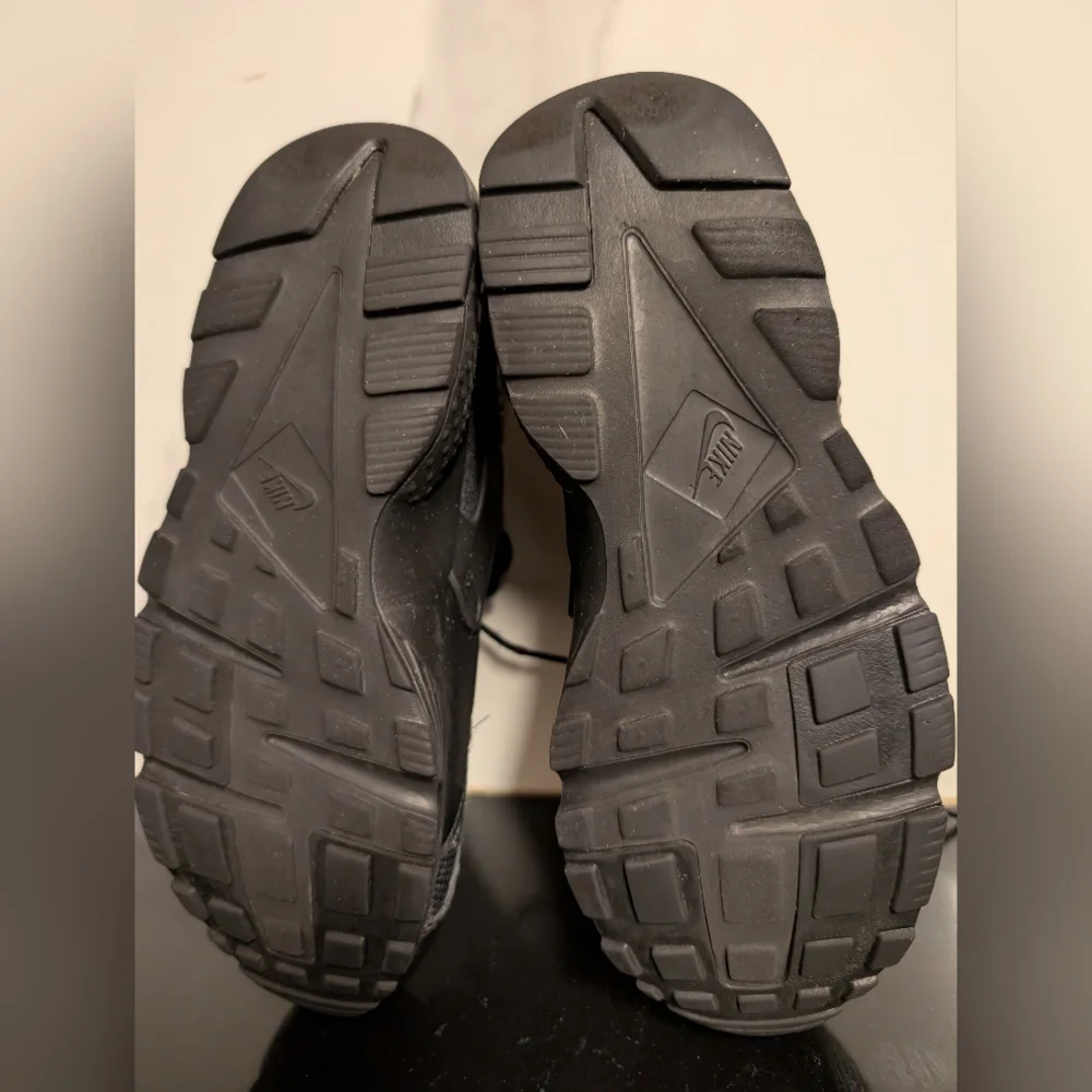 Nike Big Kids' Huarache Run Triple Black Sneakers Size 7Y MSRP $110